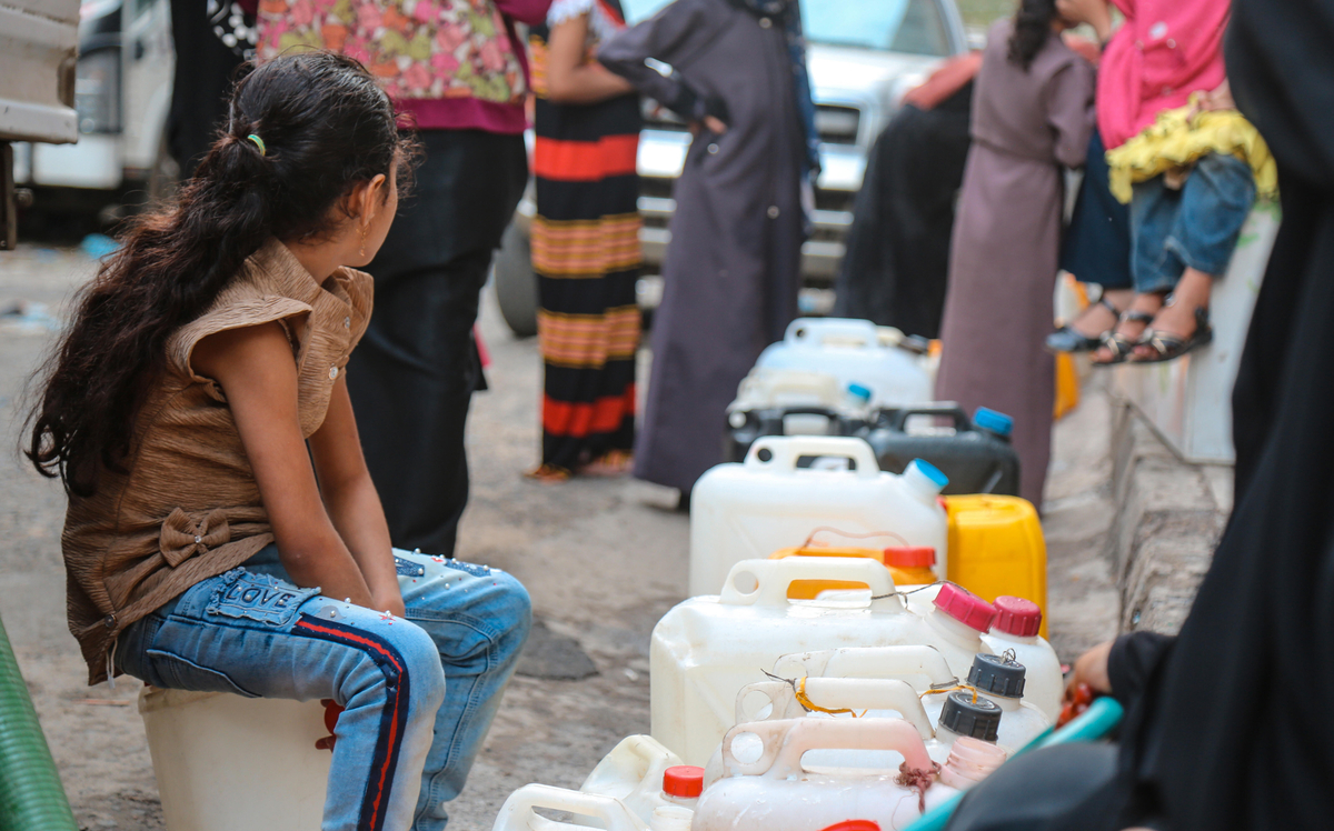 girl collecting water in Yemen _ adobestock_402201363. Credit_ akram.alrasny 